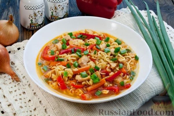 Куриный суп с лапшой быстрого приготовления и овощами