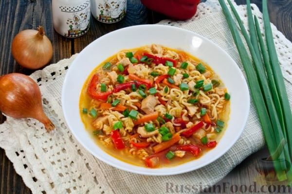 Куриный суп с лапшой быстрого приготовления и овощами