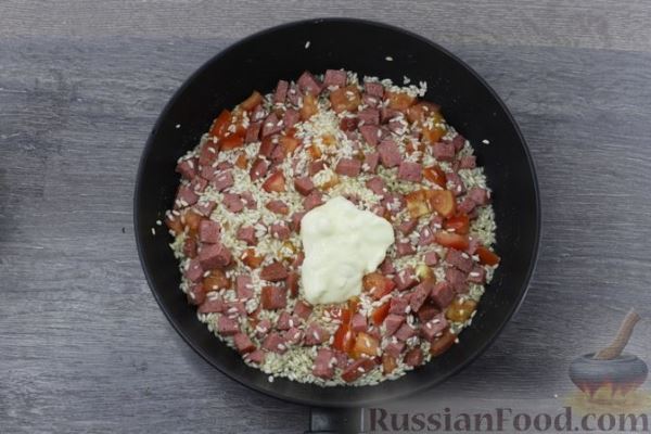 Рис с колбасой и помидорами, на сковороде