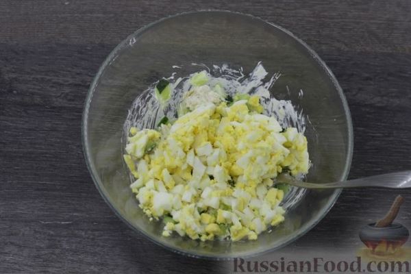Салат с крабовыми палочками, лапшой быстрого приготовления, огурцом и яйцами