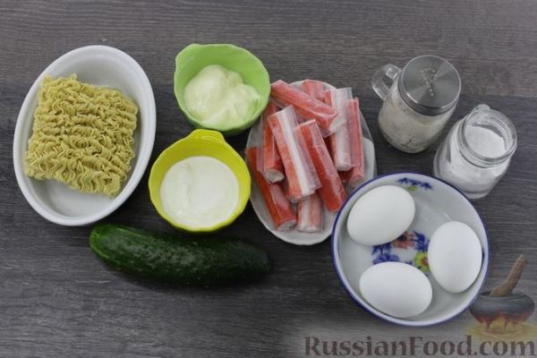 Салат с крабовыми палочками, лапшой быстрого приготовления, огурцом и яйцами